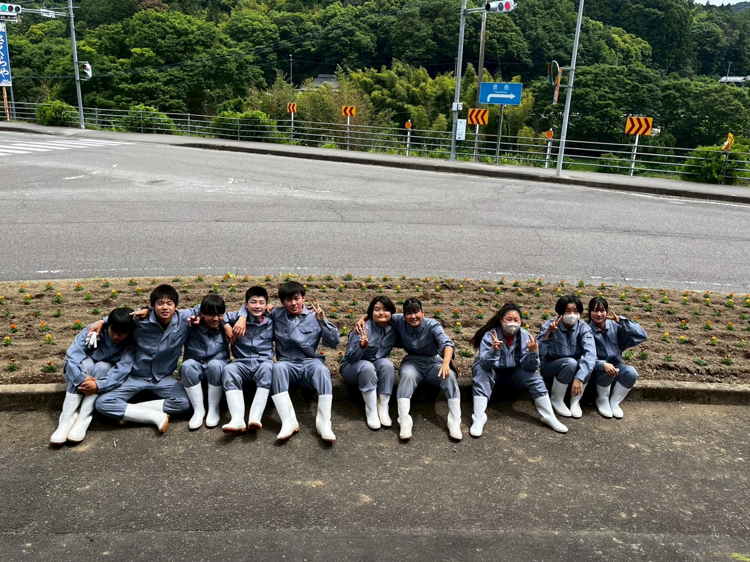 LINE_ALBUM_5.27_11HR神領花壇植え替え_250616_18