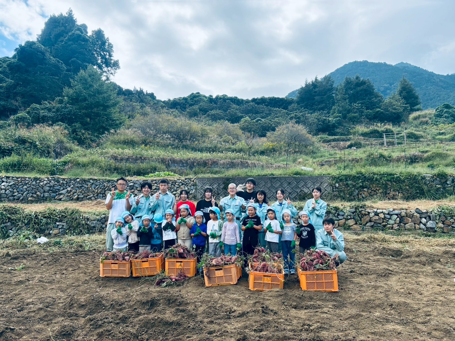 LINE_ALBUM_10.9 まめのくぼサツマイモ収穫下分・広野保育所_251010_14