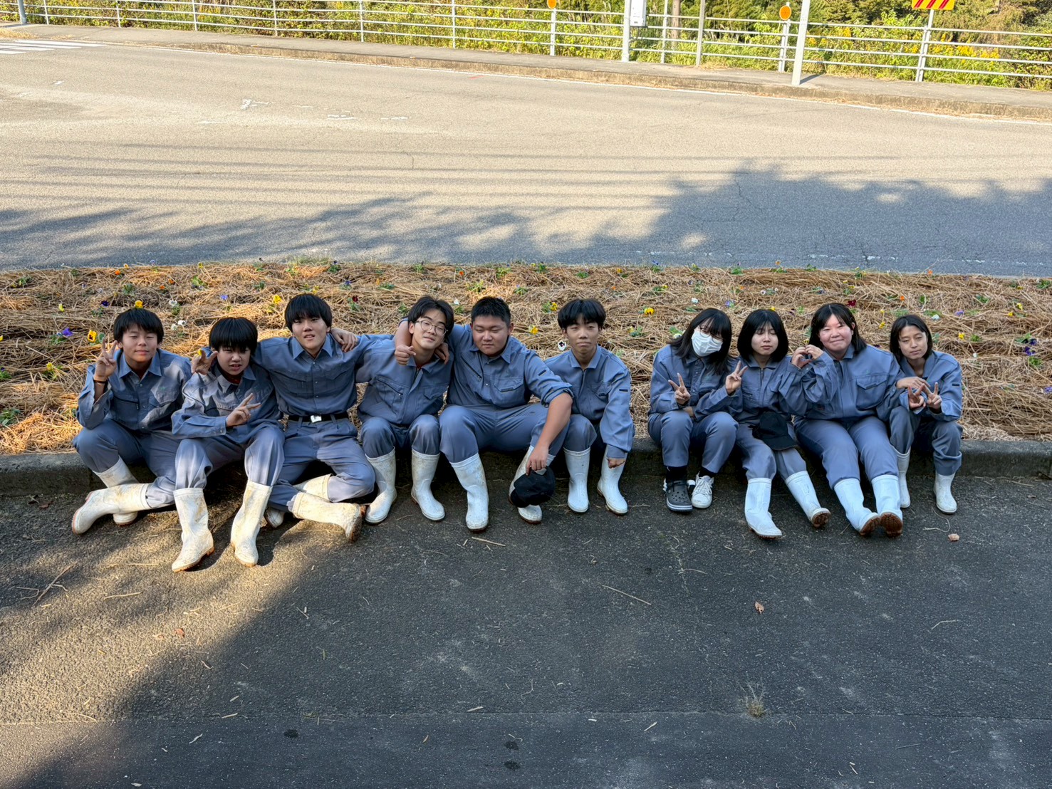 LINE_ALBUM_10.30_神領花壇植え替え_251108_15