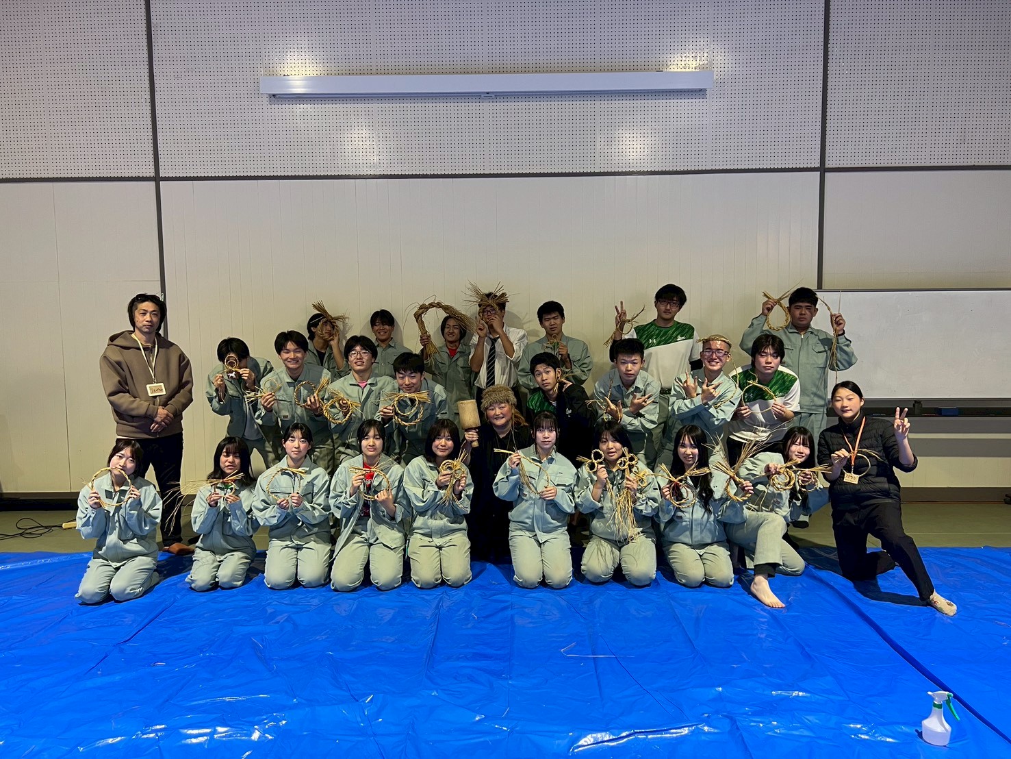 LINE_ALBUM_12.15 2年戸来さんしめ縄作り_251217_15