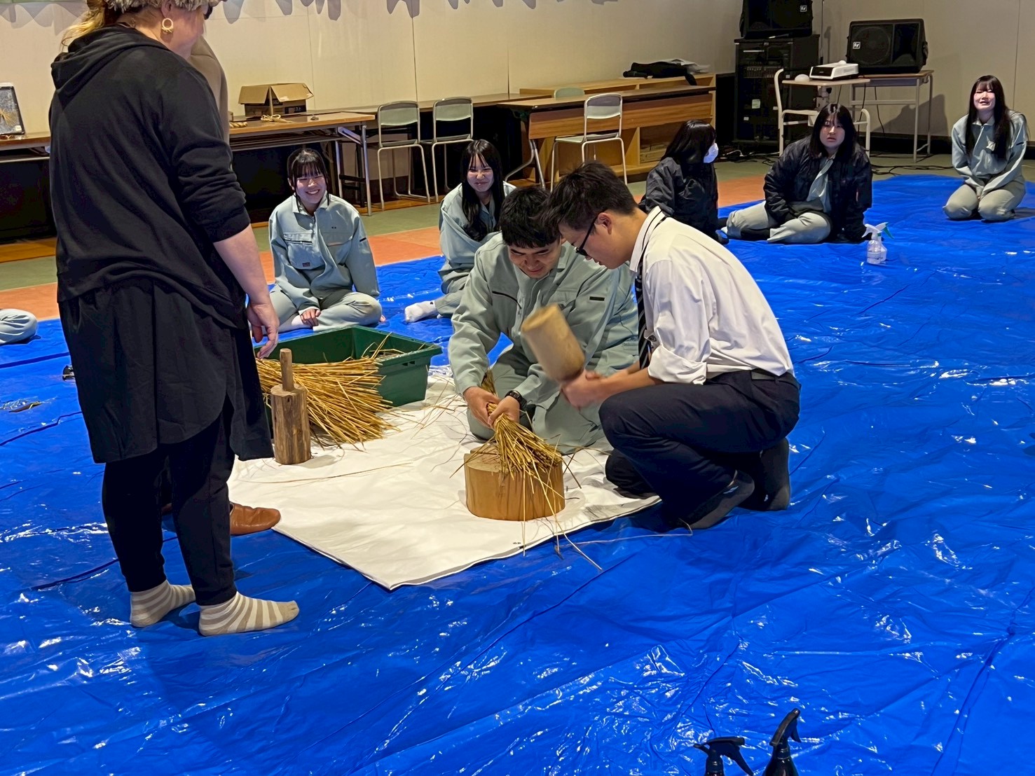 LINE_ALBUM_12.15 2年戸来さんしめ縄作り_251217_9