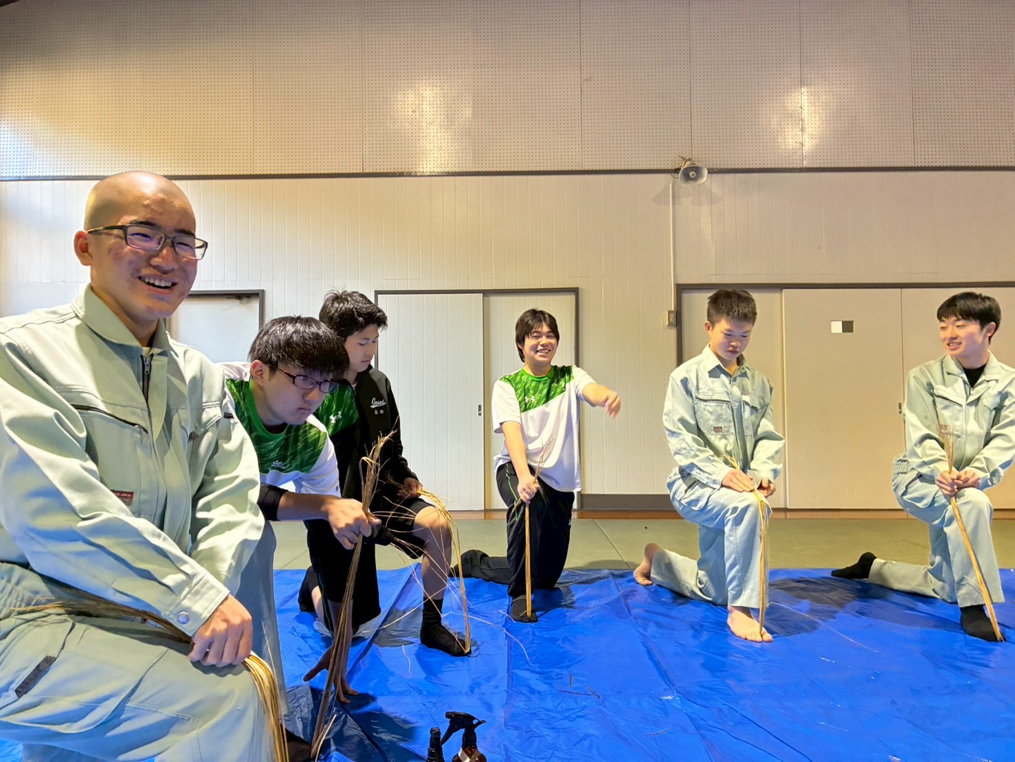 LINE_ALBUM_12.15 2年戸来さんしめ縄作り_251217_3